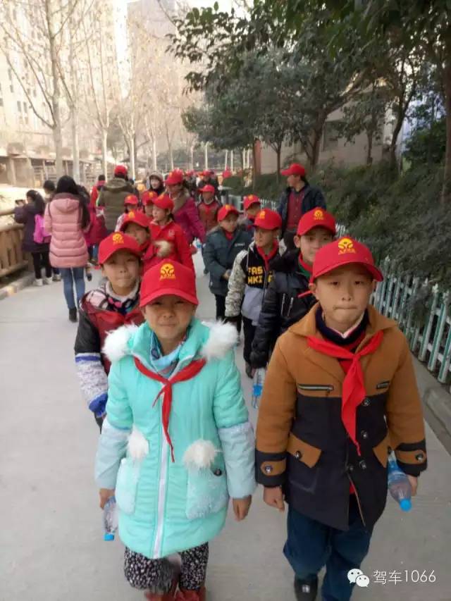 脖子上戴著紅領(lǐng)巾，頭上頂著小紅帽，排著整齊的隊(duì)伍——出發(fā)！