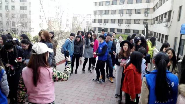 還沒開始時大家已經(jīng)開始有序排隊了，棒棒噠！