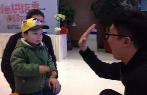 老楊你真心的是童心未泯啊，來，跟叔叔Give Me Five！