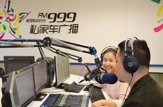 美女嘉賓來做客直播間，麥姐看莫非的眼神，嘖嘖，愛一個(gè)人是什么感覺？