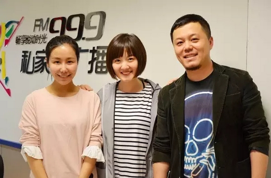 跟兩位女神在一起，莫非你知道你此刻有多招小編嫉恨？