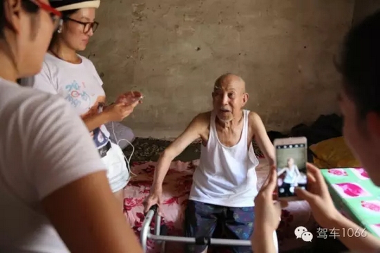 老兵老兵，你的勛章呢，國(guó)家給你的那個(gè)？