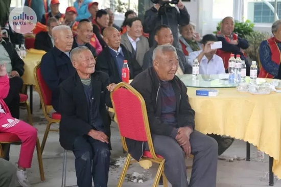 臺上展風(fēng)采，臺下笑開懷