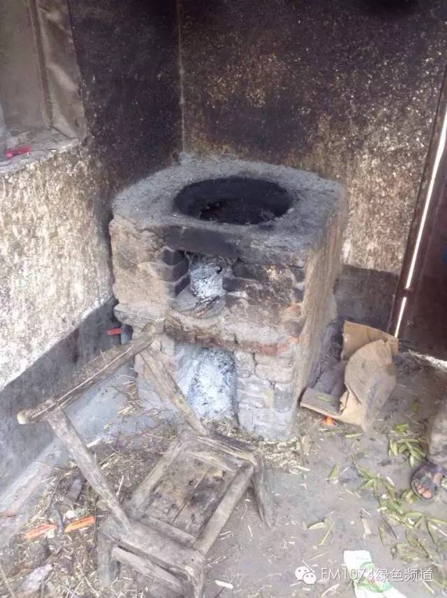 走訪另一個貧困家庭，進去之后才知道什么是真正的一貧如洗、家徒四壁。