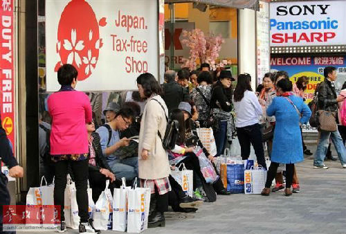 圖為東京街頭，中國游客隨處可見。