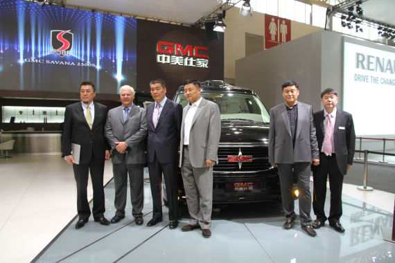 北京國際車展上，全新GMC S系列頂級(jí)商務(wù)車在亞太區(qū)首發(fā)。圖為企業(yè)領(lǐng)導(dǎo)與新車合影。