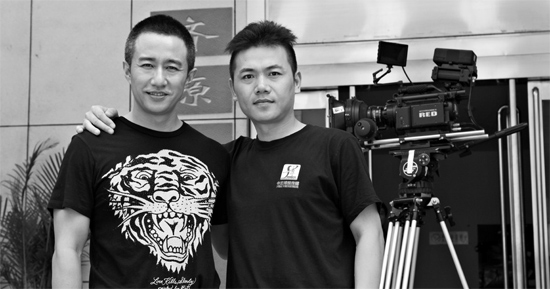 張藝飛（右）在接受河南電視臺采訪時，與主持人合影資料圖片