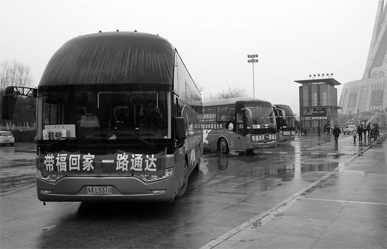 昨天上午10點(diǎn)，17輛愛(ài)心大巴從中原福塔廣場(chǎng)發(fā)車