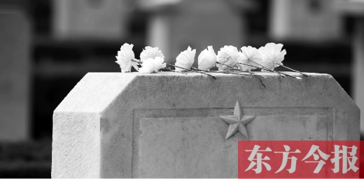 清明假期里，各界人士來(lái)到鄭州烈士陵園，緬懷先烈。一座無(wú)名烈士的墓碑上，擺放著人們帶來(lái)的白花
