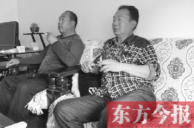 吳四輩和張年學(xué)在家聊天，談?wù)撋稌r(shí)候能去上班