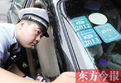昨天上午，鄭州交巡警開始對(duì)進(jìn)入四橋一路的非綠標(biāo)車按闖禁行進(jìn)行處罰