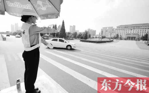 昨日，駐馬店市開源大道，女交警冒高溫指揮交通