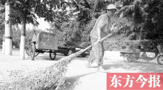 昨天下午4點，新鄭市溱水路，64歲的陳明花正在打掃衛(wèi)生，這一段曾是靳春波負責的路段