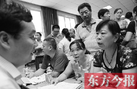帶著孩子小升初的諸多疑問(wèn)，眾多家長(zhǎng)（右）向教育部門(mén)咨詢