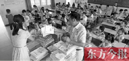 昨天是鄭州市中小學(xué)正式開學(xué)第一天，圖為某小學(xué)的孩子們正在免費領(lǐng)取新課本