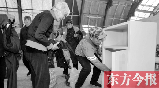 11月5日，孫德坤把棉衣送到今報(bào)的一處“愛有所衣”站點(diǎn)
