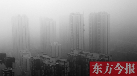 昨天早上，鄭州氣象臺(tái)發(fā)布大霧紅色預(yù)警，在霧霾籠罩下，鄭州市區(qū)的高樓大廈隱約可見(jiàn)