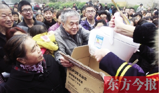 昨日，鄭州金源第一城小區(qū)。除了能領(lǐng)到地鐵試乘劵，還有獎品可拿