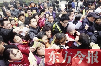 昨日，鄭州金源第一城小區(qū)。小區(qū)居民迫不及待地將自己為鄭州地鐵寫下的祝福語放進抽獎箱