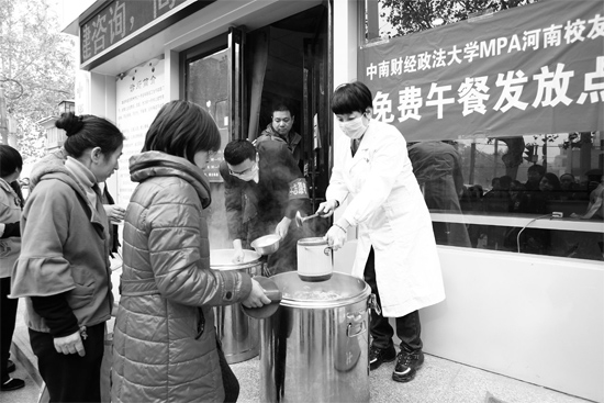 鄭州市經(jīng)一路和緯五路交叉口，免費(fèi)午餐吸引了很多人排隊(duì)