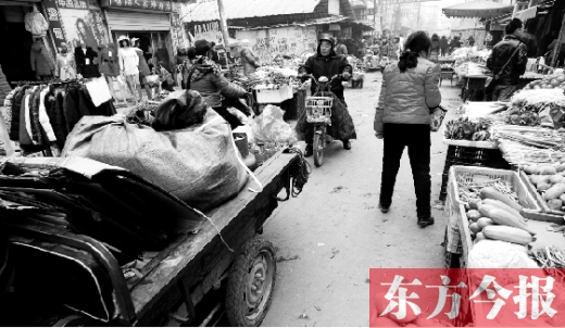 和所有的都市村莊一樣，老鴉陳也充滿著形形色色的人，窄窄的巷子因占道經(jīng)營(yíng)變得更加狹窄