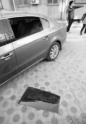 12月12日，鄭州市東明路11號院被砸壞車窗盜取財物的車輛