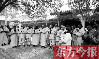 20名非洲洋弟子領(lǐng)取結(jié)業(yè)證書前，虔誠聆聽少林寺方丈禪語