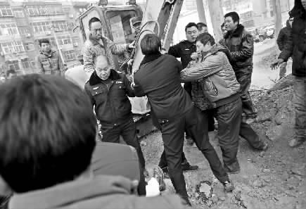 因不江城管執(zhí)法人員的做法，自來水公司施工人員一度和城管執(zhí)法人員發(fā)生拉扯