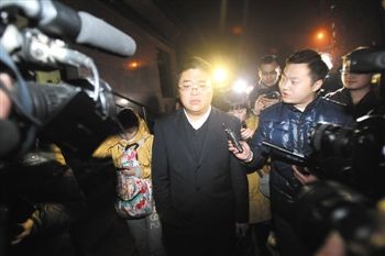 1月15日，重慶，庭審結(jié)束，張貴英的辯護(hù)律師接受媒體采訪。