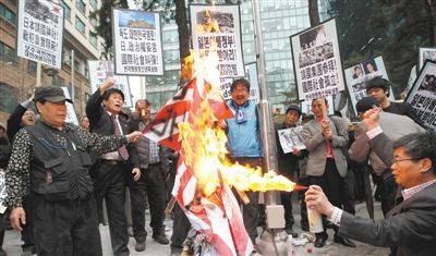  25日，首爾，韓國(guó)民眾舉行集會(huì)，抗議日本首相安倍晉三否認(rèn)侵略歷史、袒護(hù)內(nèi)閣大臣參拜靖國(guó)神社。