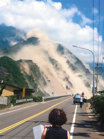 地震造成大面積山崩。網(wǎng)絡(luò)截圖