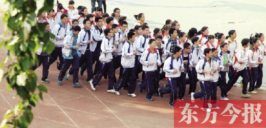 為提高學(xué)生體質(zhì)，教育部門(mén)要求將跑早操形成制度
