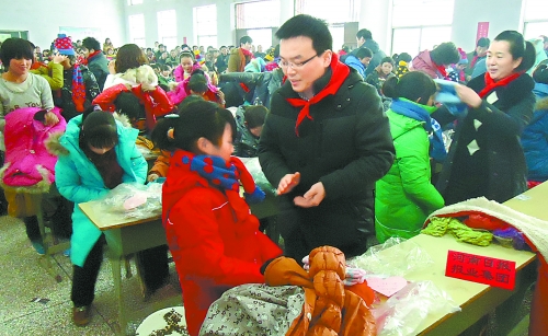 1月20日，省直團(tuán)工委組織19個(gè)省直廳局的38名青年干部，來(lái)到三門(mén)峽市澠池縣果園鄉(xiāng)，開(kāi)展“大手拉小手