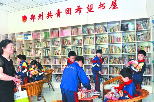 5月3日，來自貧困家庭的孩子在“雷鋒超市”拿到了心愛的圖書。