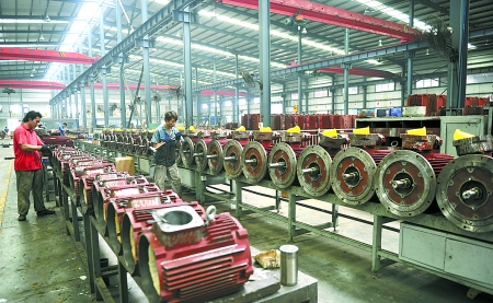 8月9日，南陽(yáng)微特防爆電機(jī)有限公司員工生產(chǎn)出口訂單產(chǎn)品。