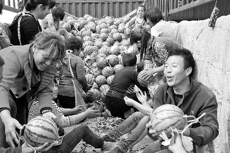 　眼下，內(nèi)黃縣東莊鎮(zhèn)種植的“無公害西瓜”豐收，市場緊俏。圖為5月6日，瓜農(nóng)準(zhǔn)備把外銷的西瓜裝車。劉肖