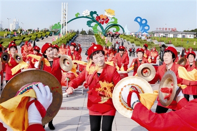 在中國國花園，伊川縣威武龍鼓藝術(shù)團的精彩表演吸引眾多游客