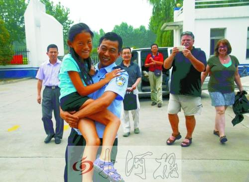 美國夫婦攜養(yǎng)女赴洛陽感謝10年前救命恩人 美國夫婦攜養(yǎng)女赴洛陽感謝10年前救命恩人