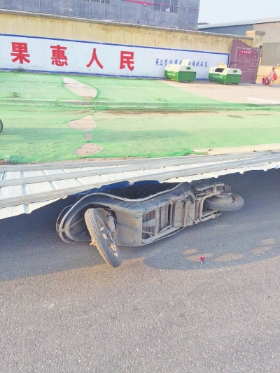 事發(fā)現(xiàn)場(chǎng)，男子的電動(dòng)車還在鐵皮墻下壓著。