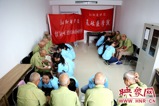 新鄉(xiāng)醫(yī)學(xué)院大學(xué)生暑期社會實(shí)踐隊(duì)員到新鄉(xiāng)市榮軍醫(yī)院為老紅軍、老戰(zhàn)士洗腳