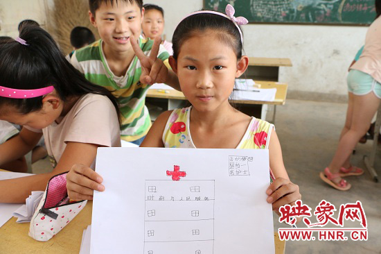 在以“中國(guó)夢(mèng)”主題 的繪畫課堂上，孩子們寫下了自己的夢(mèng)想