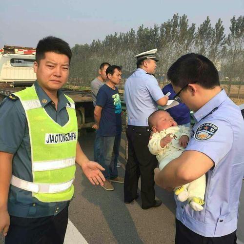 民警把嬰兒帶到隊(duì)里，核實(shí)孩子身世