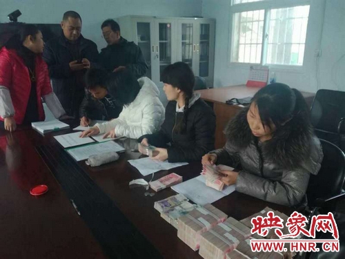 滎陽(yáng)78名貴州籍農(nóng)民工兄弟拿到工資回家啦！