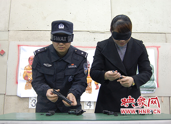 巾幗不讓須眉！鄭州女警蒙眼拆裝手槍不到一分鐘