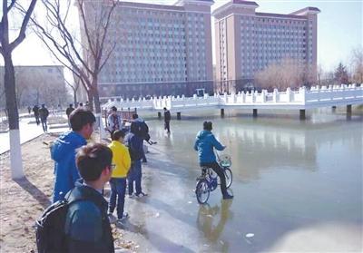 南方的孩子不理解北方的寒冷，這冰厚得，嚇尿了！ @顏遠鋒