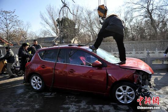 轎車(chē)撞斷護(hù)欄墜入河底 疑似司機(jī)逃生