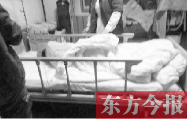 昨日凌晨，鄭州市金水區(qū)總醫(yī)院，鄭州電臺(tái)主持人張明救助的輕生女在接受搶救