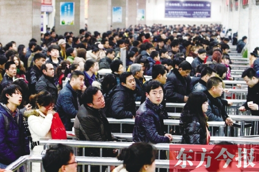 鄭州火車站迎來節(jié)后最后一波客流高峰。昨日，售票廳內(nèi)人頭攢動(dòng)