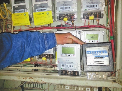 　跟智能電表（左）相比，老式機械電表（右）就像個“老古董”。