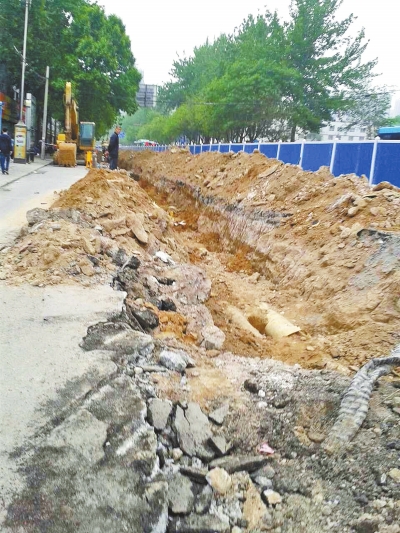 文化路大修改造工程，目前西半幅圍擋已基本鋪設(shè)到位。
